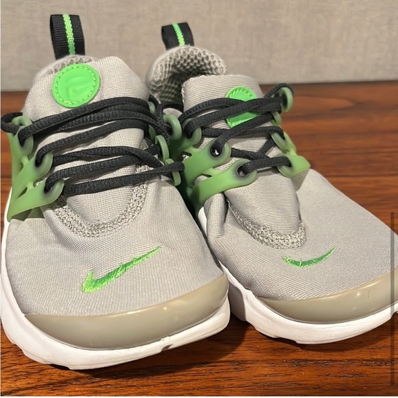 Nike Presto GS Light Smoke Grey Green
Strike 2021 Size 13c Brand New
DO4719-001 - Picture 1 of 4